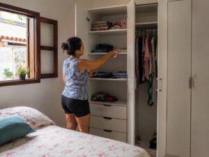 Leia mais sobre o artigo Como tirar cheiro de mofo do guarda-roupa e evitar que ele volte